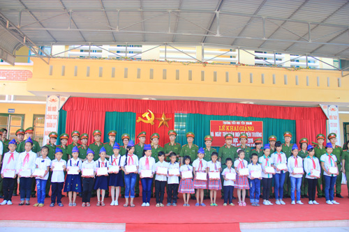 Đoàn chụp ảnh lưu niệm với các em học sinh Trường tiểu học Yên Quang